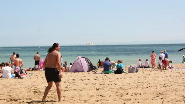 Ziyarətçilər vaxtlarını həm də müxtəlif oyunlar oynamaqla keçirirlər.