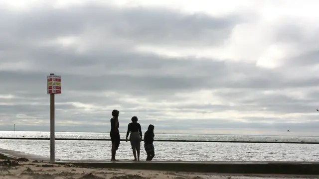 Bəzi ziyarətçilər isə sahildə dənizin çəkildiyi və insanların daha az olduğu axşam saatlarında vaxt keçirməyə üstünlük verir.