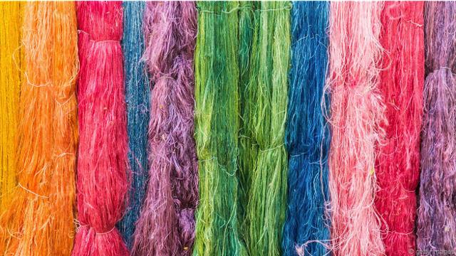 Цветные волокна ткани