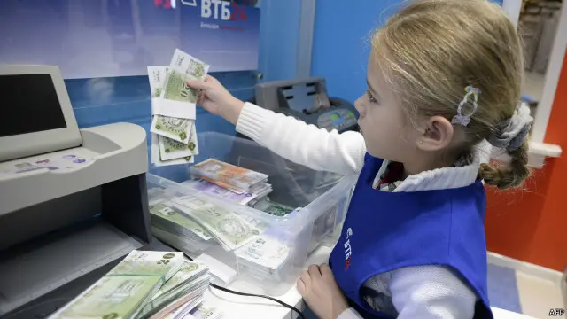 Девочка играет в банкира