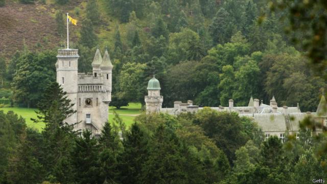 Visitas do casal ao castelo de Balmoral, na Escócia, aumentaram interesse de ingleses pelos vizinhos