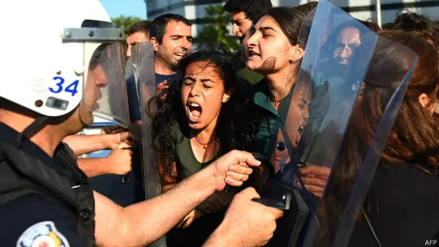 حاضران خشمگین در مراسم تشییع امروز دولت ترکیه را متهم به کوتاهی در تامین امنیت مراسم روز دوشنبه و همچنین آسانگیری بر دولت اسلامی (داعش) متهم کردند