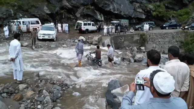  چترال میں بارشوں کا سلسلہ اب بھی جاری ہے اور بعض مقامات پر سیلاب کی وارننگ کے لیے سائرن بھی بجائے گئے ہیں