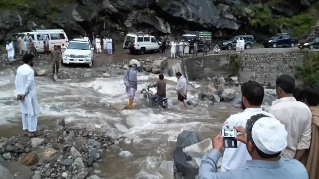 اپر چترال کی وادیوں گرم چشمہ، کریم آباد، کیلاش، بمبورت، رنگور ، دمین ، کولسون، ریچ ویلی اور اس طرح مستوج ڈویژن کے بیشتر مقامات پر سڑکیں اور پل بدستور تباہ حالت میں ہیں