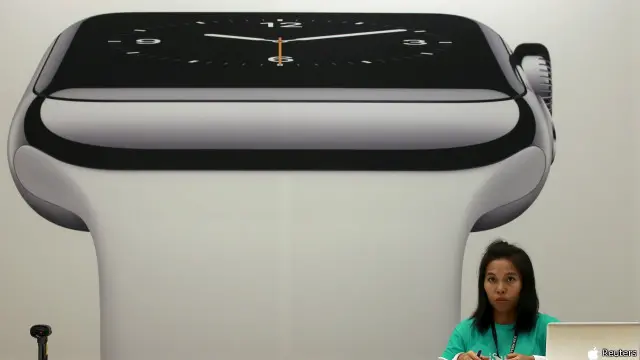 泰国销售员在苹果手表海报前