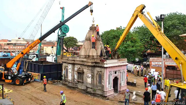 जयपुर के रोजगारेश्वर मंदिर को तोड़ते मज़दूर.
