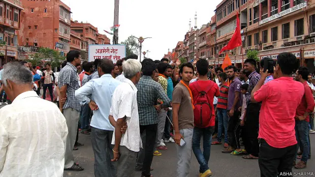 जयपुर में मंदिरों को तोड़े जाने के विरोध में जाम लगाते लोग.