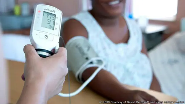 ڈاکٹروں کو سخت اور فشارِ خون کے ’صوابدیدی‘ پیمانوں کے بجائے کسی فرد کے بیماری کے حوالے سے خطرات پر توجہ مرکوز رکھنے کا کہا جارہا ہے