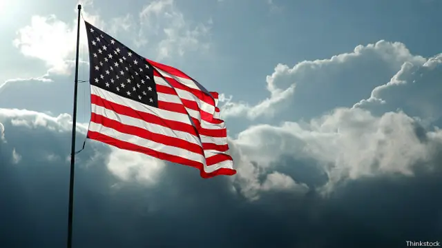 Американский флаг на фоне грозового неба