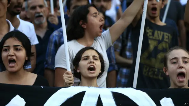 خرجت احتجاجات كبيرة في تركيا عقب وقوع تفجير سروج الانتحاري.