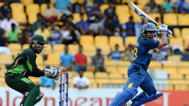 تجربہ کار تلکارتنے دلشان نے نصف سنچری سکور کی اور تھریمانے کے ساتھ مل کر 109 رنز کی شراکت قائم کی۔