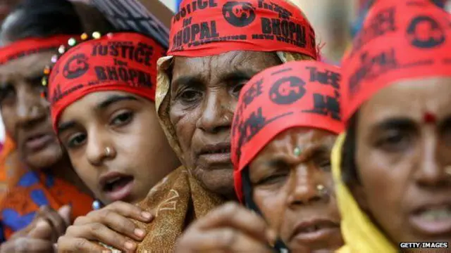 Los sobrevivientes del desastre protestan año tras año.