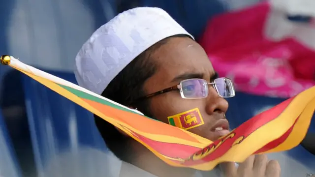 اس میچ کو دیکھنے کے لیے پہلے میچوں کی نسبت کم تماشائی میدان میں آئے۔