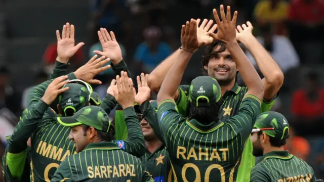 محمد عرفان نے چوتھے ون ڈے کے پہلے ہی اوور میں پاکستان کو پہلی کامیابی دلوائی۔