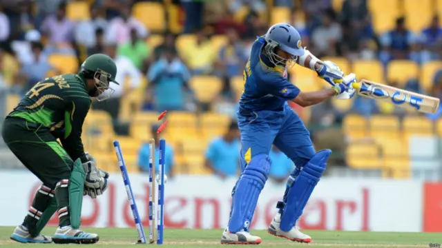 پاکستان کو دوسری وکٹ کے لیے22 اوورز انتظار کرنا پڑا اور پھر عماد وسیم نے دلشان کو بولڈ کر کے سنچری شراکت کو توڑا۔