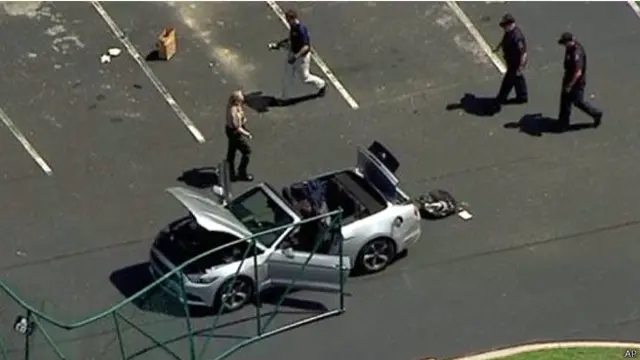 الشرطة تحيط بسيارة محمد يوسف عبدالعزيز