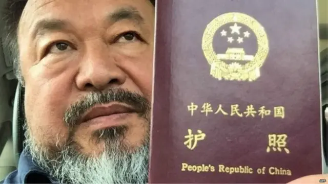 艾未未上周贴出他拿到护照的照片