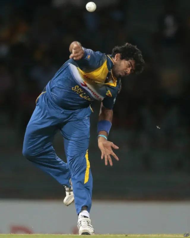 لستھ ملنگا نے اظہر علی کو آؤٹ کر کے سری لنکن ٹیم کو پہلی کامیابی دلوائی۔