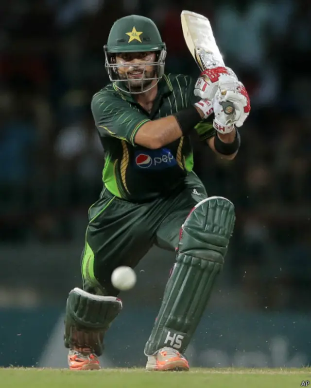 احمد شہزاد نے اظہر علی کا بھرپور ساتھ دیا اور پہلی وکٹ کے لیے 69 رنز کی شراکت قائم کی۔