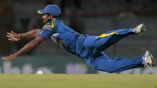 سری لنکن کھلاڑی پاکستانی بلے بازوں کی عمدہ شاٹس روکنے میں ناکام رہے۔