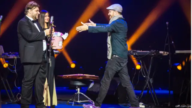 Мирослав Слабошпицький вручає нагороду Даррену Аронофськи