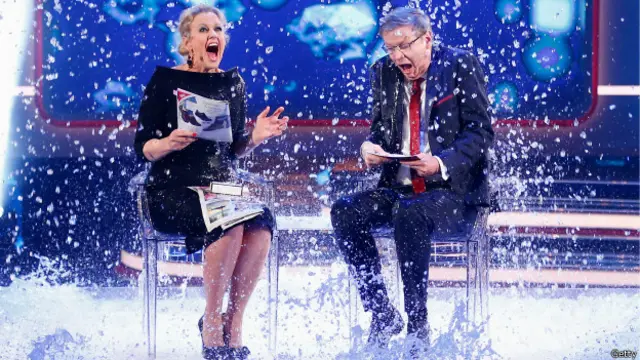 Иной раз обливание со льдом устраивали в прямом эфире