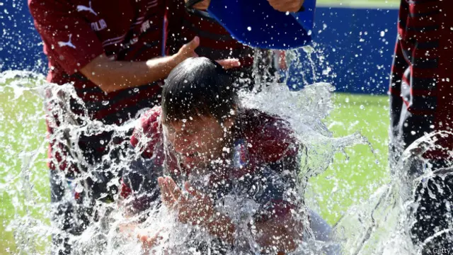 Многие известные люди, включая тренера сборной Италии по футболу Антонио Конте, подставляли голову под лёд