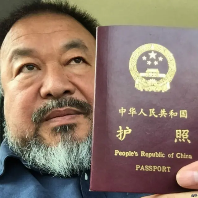 Ông Ngải Vị Vị và hộ chiếu của ông