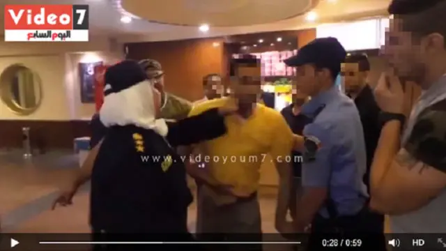 یہ واضح نہیں ہو سکا کہ خاتون پولیس افسر نے نامعلوم شخص کی پٹائی کیوں کی تھی؟