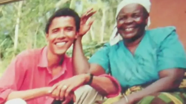 තරුණ බරක් ඔබාමා කෙන්යා සංචාරයකදී සිය මිත්තනිය සමඟ 