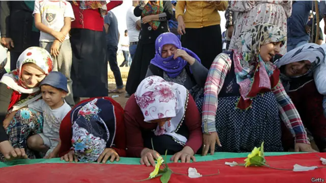 قتل العشرات في هجوم انتحاري وقع في بلدة سروج جنوبي تركيا قبل يومين