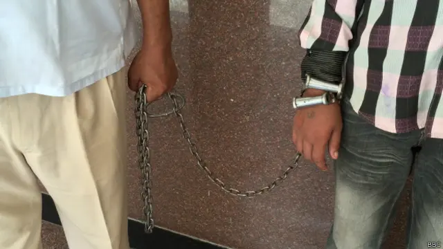 हथकड़ी में रविंद्र