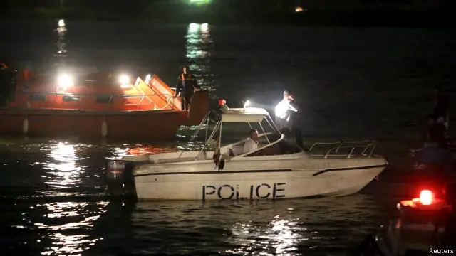 تمكنت السلطات من إنقاذ ستة أشخاص من المركب الغارق.