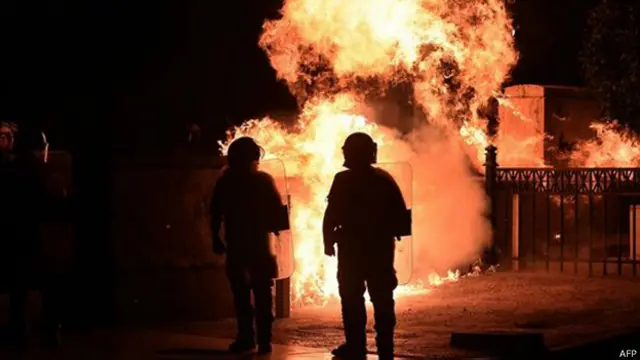 La protesta convocada por los sindicatos de funcionarios públicos se tornó violenta por instantes.