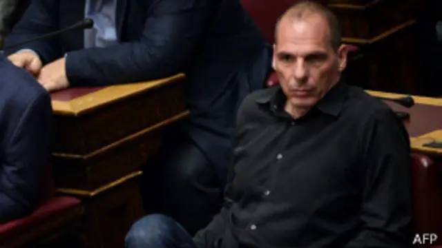 Varoufakis y otros diputados que habían votado en contra de las propuestas de Tsipras la semana pasada, lo hicieron a favor esta vez.