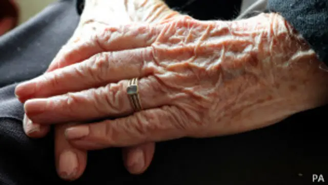 Manos de una anciana