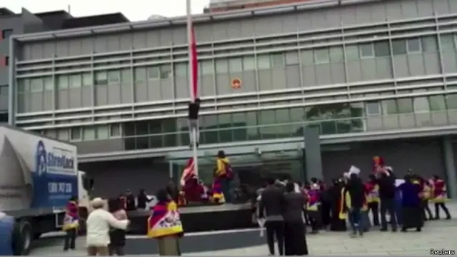 西藏示威者闖入領事館範圍