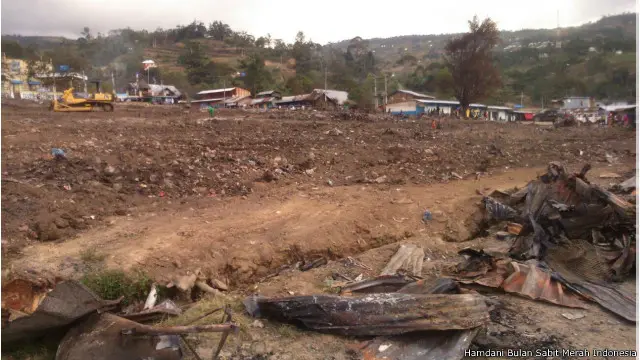 Otoritas terkait telah melakukan pembersihan bekas lokasi insiden kekerasan yang menyebabkan terbakarnya kios dan musala.