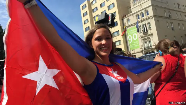 古巴裔美國人舉起國旗慶祝