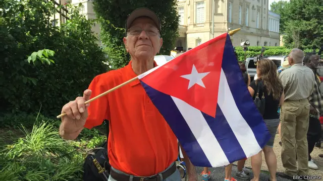 古巴裔美國人法裏納斯手持古巴國旗