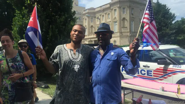 古巴大使館外的慶祝民眾