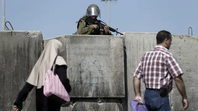 قامت إسرائيل خلال الأسابيع الماضية بسحب التراخيص الممنوحة للفلسطينيين في الضفة الغربية لزيارة أقاربهم في قطاع غزة.