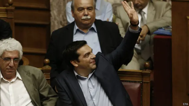 Başbakan Aleksis Tsipras'ın partisi Syriza ikinci tur kemer sıkma tedbirleri oylamasında ilk tura göre daha az fire verdi.
