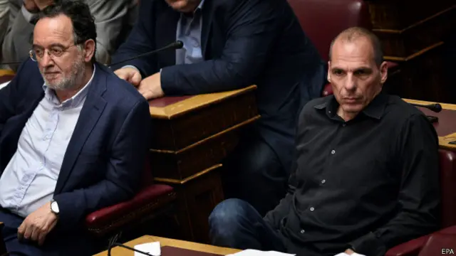 Eski Maliye Bakanı Yanis Varoufakis 'hükümetin birliğini korumak adına' kabul oyu kullandığını açıkladı.