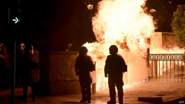 Atina sokaklarında göstericiler ve polis arasında dün gece de çatışmalar yaşandı.
