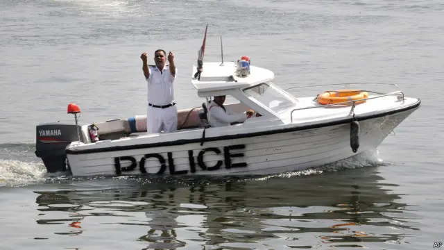 لا تزال السلطات تبحث عن ركاب المركب.