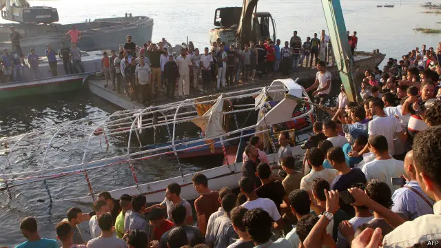 تمكنت السلطات من انتشال المركب الغارق.