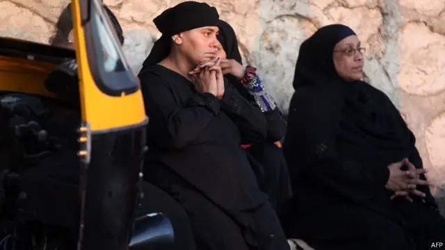 أقارب الركاب ينتظرون معرفة مصير ذويهم.