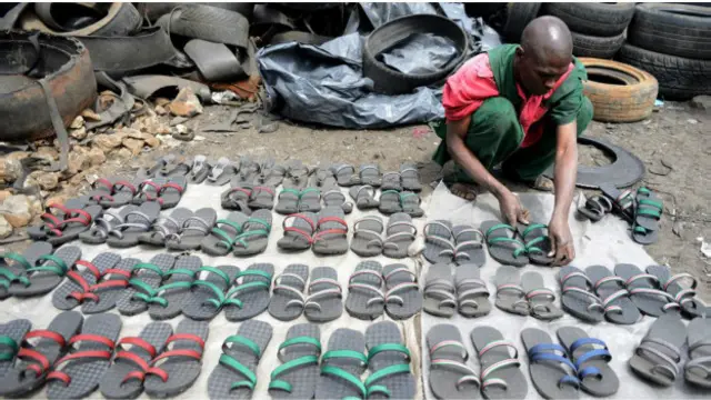 在肯尼亚，人们回收废弃的轮胎，将其制成名为“akalas”的便宜耐穿的拖鞋。（图片来源：Simon Maina/AFP/Getty Images）
