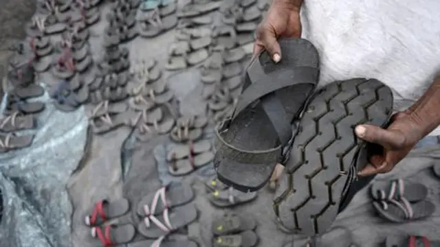 肯尼亚人常把这种akala拖鞋叫做“行千里”。（图片来源：Simon Maina/AFP/Getty Images）